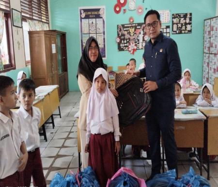 HUT ke-14 DPW NasDem Riau: Aidhil Bagikan Tas dan Sepatu di 2 SDN Pekanbaru