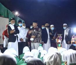 Wakil Bupati Kepulauan Meranti H Asmar saat didampingi pimpinan dan pengasuh pondok pesantren Darul Fikri Meranti menghadiri Milad ke-2 