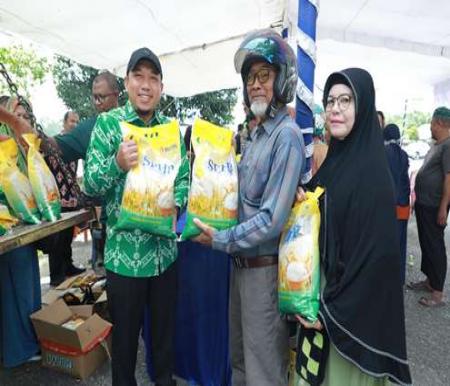 Wakil Bupati Siak, Husni Merza saat hadiri pasar murah di Pasar Benteng Mempura.(foto: diana/halloriau.com)