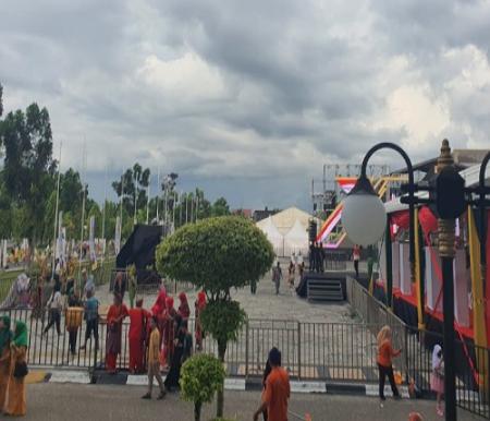 Awan gelap di sekitar Kantor Gubernur Riau jelang Pembukaan Gernas BBI-BBWI dan Lancang Kuning Carnival.(foto: dini/halloriau.com)