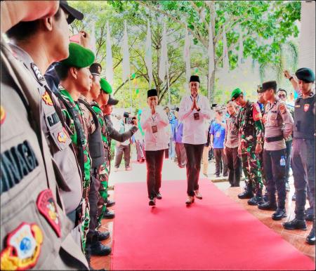 Pasangan Asmar-Muzamil saat tiba di Kantor KPU Kepulauan Meranti untuk melakukan proses pendaftaran