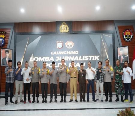 Ketua PWI Riau, Raja Isyam bersama Kapolda Riau dan jajaran saat launching LKJ Polda Riau.(foto: istimewa)