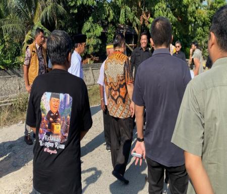 Relawan Bangun Riau, SF Hariyanto muncul saat Pj Gubri tinjau jalan (foto/Yuni)