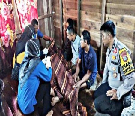 Jasad Pahrenda dievakuasi usai jadi korban terkaman buaya di Inhil.(foto: tribunpekanbaru.com)