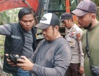 asat Reskrim Polres Siak AKP Raja Kosmos P bersama Kepala Bidang Pengairan Dinas PUPR Siak OK Mohd Rizky Pranajaya saat melalukan olah TKP di lokasi Karhutla Dayun, Senin (7/9/2026). 