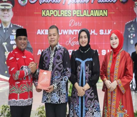 Bupati Zukri beserta istri hadiri acara pisah sambut Kapolres Pelalawan, AKBP Suwinto ke AKBP Afrizal (foto/Andi)
