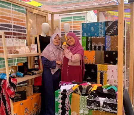 Yusmaini (kanan) saat mengikuti salah satu pameran dengan mendisplay aneka batik dari Rumah Batik Yus (foto/ist)