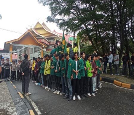 Aksi BEM se-Riau di gerbang DPRD Riau menolak UU TNI.(foto: barkah/halloriau.com)