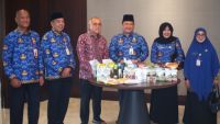 Pemprov Riau berkunjung ke kediaman mantan Gubernur Riau, Arsyadjuliandi Rachman.(foto: mcr)