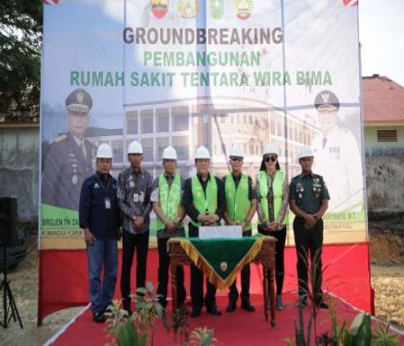 Pj Gubernur Riau, SF Hariyanto bersama Danrem 031/Wira Bima saat peletakan batu pertama pembangunan RS Tentara.(foto: mcr)
