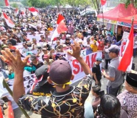 Ribuan Warga Siak Geruduk KPU dan Bawaslu, Tuntut Penyelesaian Kisruh Pilkada