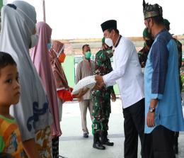 Walikota Pekanbaru, H Firdaus, menyalurkan secara simbolis bantuan beras bagi warga kurang mampu di Kota Pekanbaru, Jumat (20/8/2021)