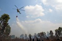 Helikopter water bombing padamkan karhutla di Pelalawan.(ilustrasi/int)