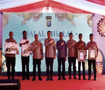 Kapolda Riau beri apresiasi personel berdedikasi saat halalbihalal Polresta Pekanbaru.(foto: mcr)