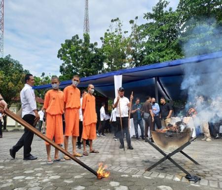Polda Riau Musnahkan 119 Kg Sabu dan Ribuan Ekstasi, Tangkap 35 Tersangka Bandar Hingga Kurir