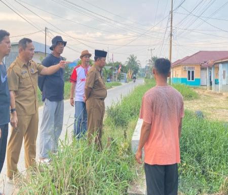 Asisten II Drs. Fakhrizal kembali melakukan peninjauan lokasi pembangunan drainase di Jalan Pemda (foto/Andy)