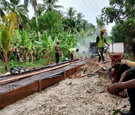 Pembangunan jalan di Desa Simpang Kateman sedang berlangsung (foto/ayendra)