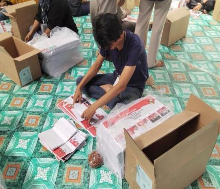 Petugas sedang lipat surat suara untuk Pilwako Pekanbaru 2024 di gudang logistik KPU (foto/dini)