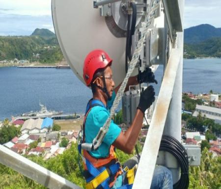 Teknisi sedang bekerja di atas perangkat BTS XL Axiata di Kecamatan Suka Karya, Kabupaten Sabang, Jum’at (30/9).(foto: istimewa)
