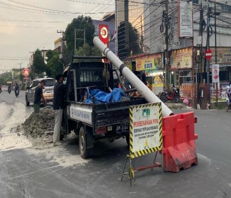 Jalan Ahmad Yani, Pekanbaru dibongkar PDAM Tirta Siak, akibat adanya pipa bocor (foto/Yuni)