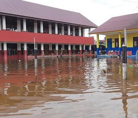 Lapangan SDN 166 Pekanbaru masih tergenang air walau banjir sudah berangsur surut sejak, Senin (10/3/2025) kemarin. (