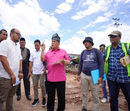 Sekdaprov Riau SF Hariyanto melihat langsung pembangunan Jembatan Sungai Masjid, Senin (16/9/2024).