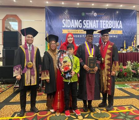 Unilak Wisuda 1.341 Lulusan, Bupati Pelalawan dan Kapolres Pekanbaru Ikut Jadi Wisudawan