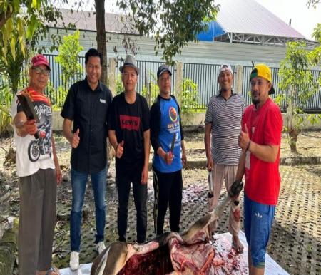 PT Bumi Siak Pusako diwakili Sekper Ardian menyaksikan pemotongan hewan kurban di PWI Riau (foto/ist)