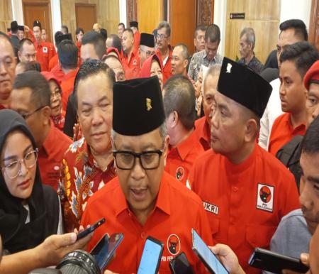 Sekjen DPP PDIP Hasto Kristiyanto didampingi SF Hariyanto dan Zukri usai konsolidasi, Minggu (4/8/2024) (foto:rinai/halloriau) 