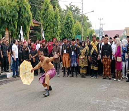 Ribuan massa antarkan pasangan Suhardiman Amby-Muklisin untuk mendaftarkan sebagai peserta Pilkada Kuansing 2024 (foto/ultra)