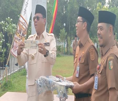 Fasilitas dinas ini diserahkan langsung secara simbolis oleh Suhardiman Amby ke Pj Sekda, Fahdiansyah (foto/ultra)