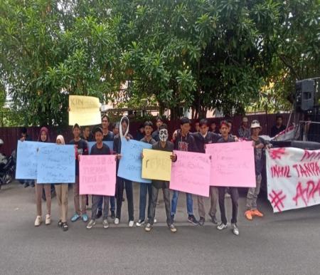 Sejumlah Mahasiswa yang tergabung dalam AMPI laksanakan demonstrasi di Kantor Bupati Inhil (foto/Ayendra)