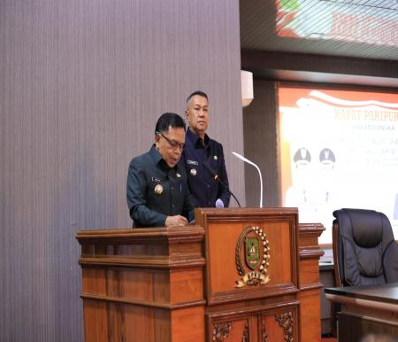 Bupati Kepulauan Meranti, H. Asmar, didampingi Wakil Bupati Muzamil SM., MM, menyampaikan pidato perdananya dalam rapat paripurna DPRD Kepulauan Meranti