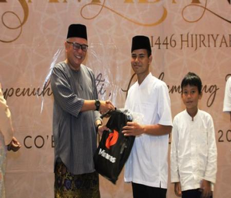 Regional CEO Riau Utara Aceh, Shahrizal Suhainy menyerahkan santunan kepada anak yatim disela acara buka puasa bersama.(foto: istimewa)