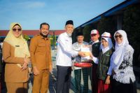 Walikota Dumai, H Paisal menyerahkan SK Relawan Kebersihan Sekolah kepada perwakilan siswa saat launching program relawan kebersihan sekolah di SMP Santo Tarcisius, Senin (25/5/2026).(foto: bambang/halloriau.com)