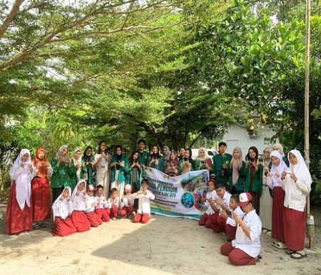 SDGs Pendidikan Berkualitas: Mahasiswa UMRI Perkuat Sekolah Alam CEFA di Kampar