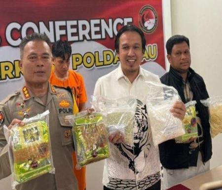 Tim Direktorat Reserse Narkoba Polda Riau menangkap satu dari dua kurir pembawa narkotika. 