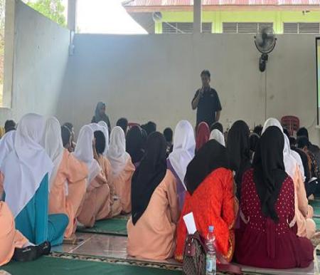 Dasmun Ahmad saat menyampaikan materi di SMAN 1 Lirik.(foto: istimewa)