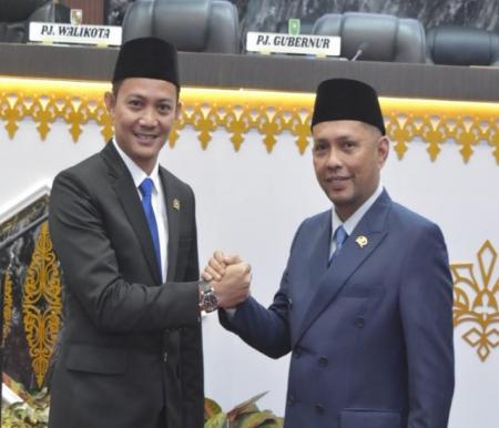 Tengku Azwendi Fajri SE MM (kanan) usai dilantik sebagai Wakil Ketua DPRD Pekanbaru (foto/Mimi)