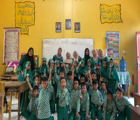 Mahasiswa Hubungan Masyarakat Umri Sosialisasi Digital di SD Islam Terpadu Fadhillah