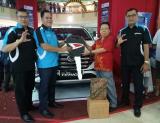 Penyerahan kunci secara simbolis kepada konsumen saat launching All New Terios di Mal Ska Pekanbaru