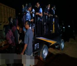 Pihak perusahaan PT GSI memobilisasi para pekerja dari luar daerah pada malam hari