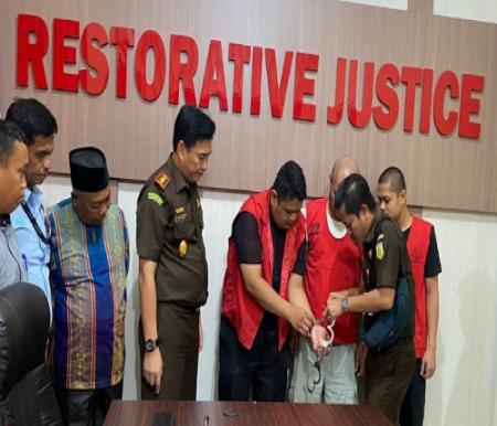 Kejari Pelalawan menerapkan restorative justice menghentikan perkara pidana penganiayaan.(foto: andi/halloriau.com)