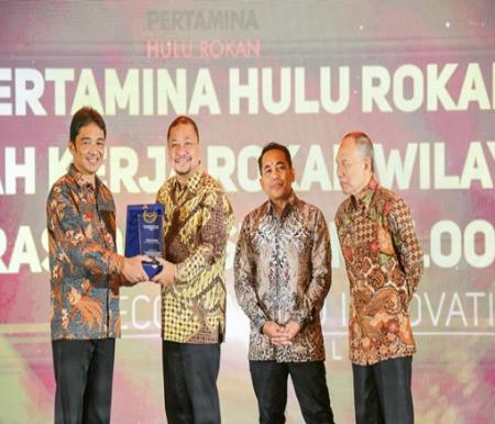 Ari Yunianto, Manager Plant Operations Duri menerima penghargaan EPSA 2024 dari Ika Bagus, M.Eng, Dosen Teknik Lingkungan Undip di Tentrem Hotel Semarang (foto/ist)

