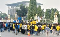 Ratusan massa mahasiswa datangi Kantor Gubernur Riau terkait kabut asap.(foto: risnaldi/halloriau.com)