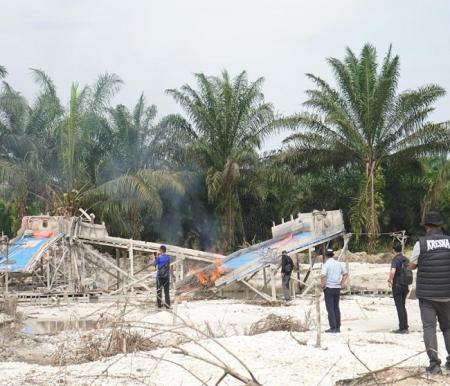 Polda Riau Musnahkan 4 Rakit PETI di Kuansing, Gubernur Tegaskan Tak Ada Toleransi Tambang Ilegal