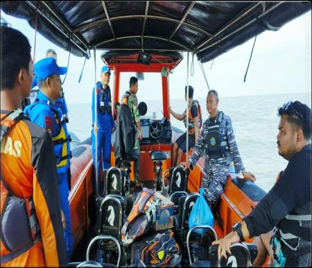 Tim SAR gabungan saat melakukan pencarian korban Nelayan hilang
