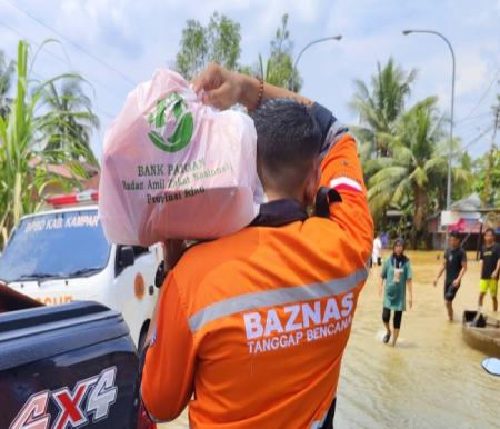 Baznas dan Pemprov Riau salurkan bantuan korban banjir di Kabupaten Kampar (foto/yuni)