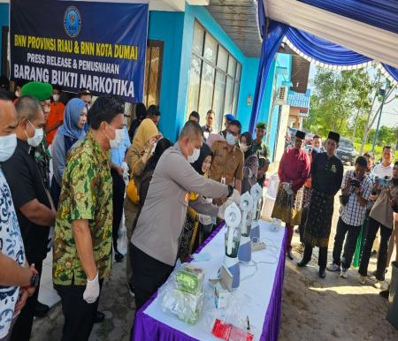 BNNP Riau dan BNN Kota Dumai musnahkan barang bukti narkotika (foto/bambang)