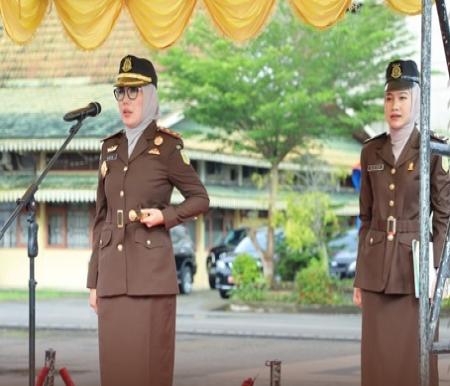 Kejari Tembilahan, Nova Puspita Sari menyampaikan amanat Presiden RI, Prabowo Subianto (foto/Ayendra)